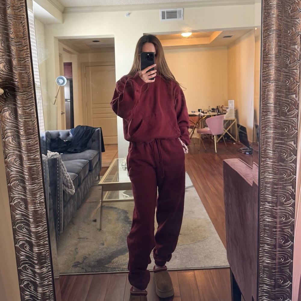 SKIMS Maroon Joggers and Sweatshirt Set
Sweatshirt is XS
Sweatpants Small